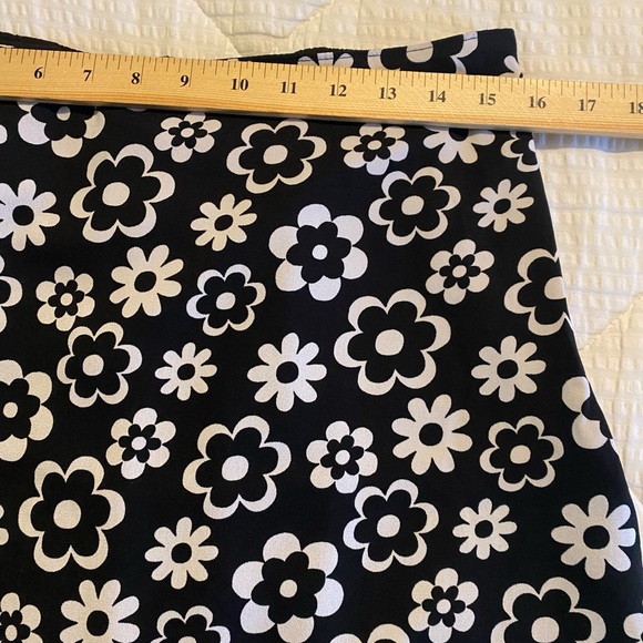 Hollister black and white ultra high-rise retro floral daisy pattern miniskirt L - Picture 4 of 9